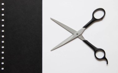 Masaüstünde kuaför makası