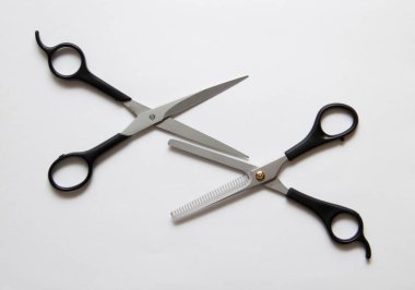 Masaüstünde kuaför makası