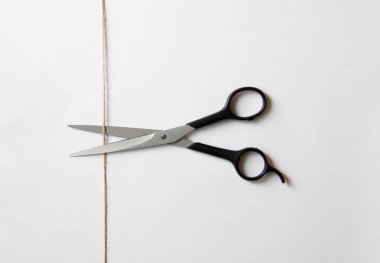 jute ve makas beyaz kağıt üzerinde