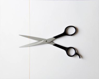 sarı iplik ve çelik makas