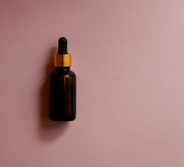 Cam şişedeki kozmetik yağı.