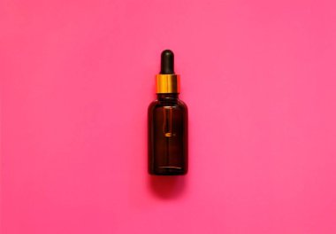 Cam şişedeki kozmetik yağı.