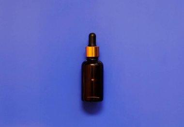 Cam şişedeki kozmetik yağı.