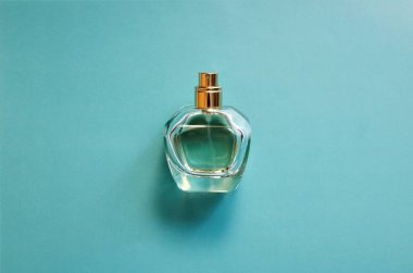 Bardakta şeffaf bir parfüm