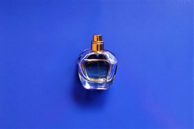 Bardakta şeffaf bir parfüm