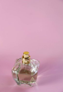 Bardakta şeffaf bir parfüm