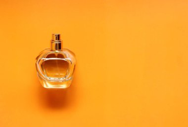 Bardakta şeffaf bir parfüm