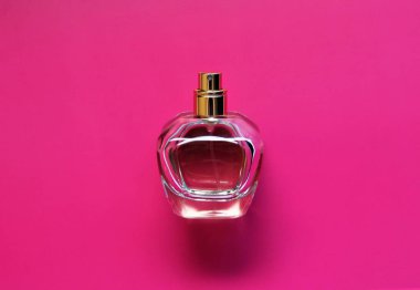 Bardakta şeffaf bir parfüm