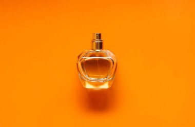 Bardakta şeffaf bir parfüm