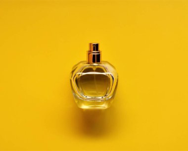 Bardakta şeffaf bir parfüm