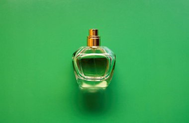Bardakta şeffaf bir parfüm