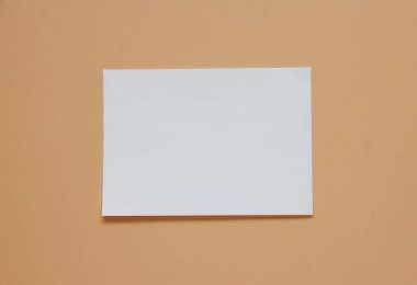 Duvardaki beyaz boş kağıt