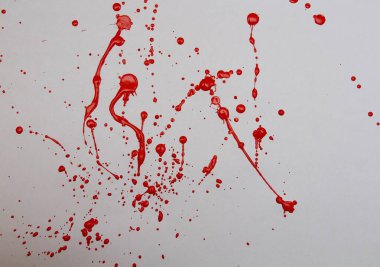 beyaz kağıt üzerinde kırmızı boya