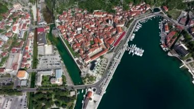 Yukarıdan Kotor 'un eski kasabası. Kotor Körfezi, Karadağ.