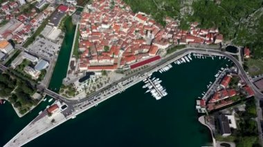 Yukarıdan Kotor 'un eski kasabası. Kotor Körfezi, Karadağ.