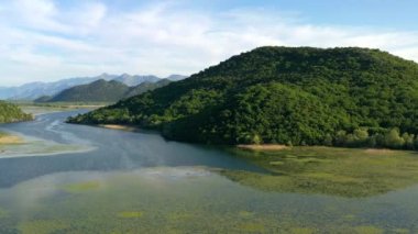 Karadağ 'ın Karuc köyü yakınlarındaki Rijeka Crnojevica nehri ve Skadar gölünün panoramik manzarası