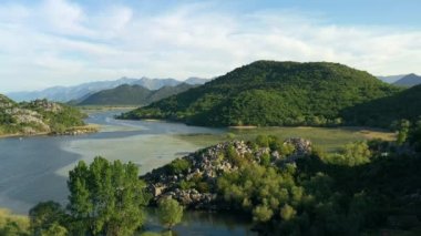 Karadağ 'ın Karuc köyü yakınlarındaki Rijeka Crnojevica nehri ve Skadar gölünün panoramik manzarası
