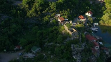 Karadağ 'ın Skadar Gölü' ndeki Karuc köyündeki eski harabelerin manzarası