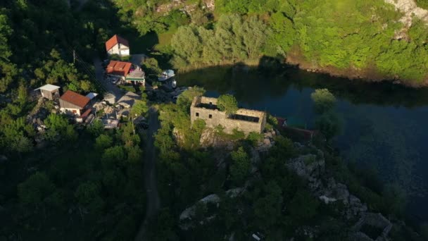 Pemandangan Reruntuhan Tua Desa Karuc Danau Skadar Montenegro — Stok Video