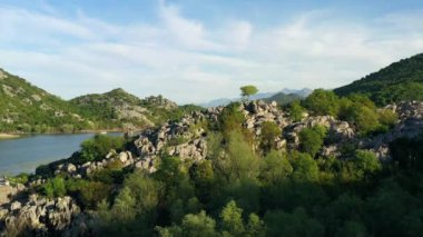 Karadağ 'ın Karuc köyü yakınlarındaki Rijeka Crnojevica nehri ve Skadar gölünün panoramik manzarası