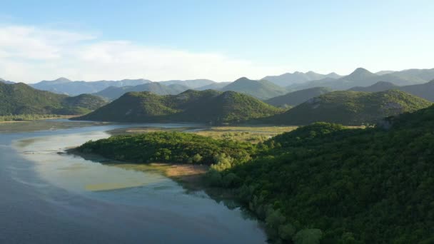 Vista Aérea Montanhas Verdes Água Lago Skadar Primavera Montenegro — Vídeo de Stock