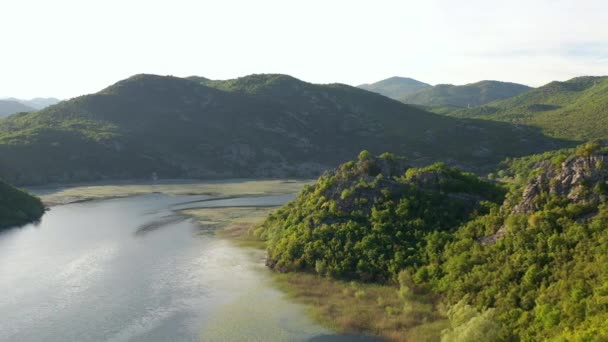 Vista Aérea Ilhas Verdes Água Lago Skadar Primavera Montenegro — Vídeo de Stock