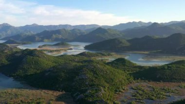 Karadağ 'ın baharda Skadar Gölü' nün sularındaki yeşil dağların panoramik manzarası