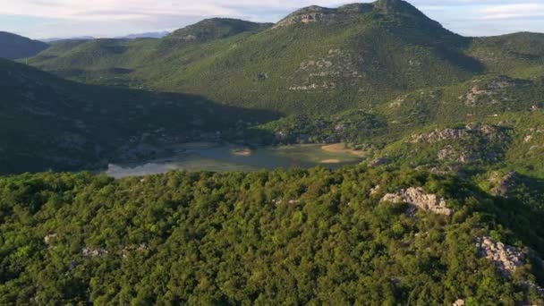 Vista Panoramica Sulle Montagne Verdi Acqua Del Lago Skadar Primavera — Video Stock