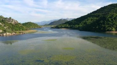 Karadağ 'ın Karuc köyü yakınlarındaki Rijeka Crnojevica nehri ve Skadar gölünün panoramik manzarası