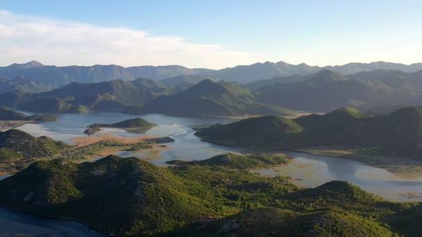 Pemandangan Panorama Pulau Pulau Hijau Dalam Air Danau Skadar Pada — Stok Video