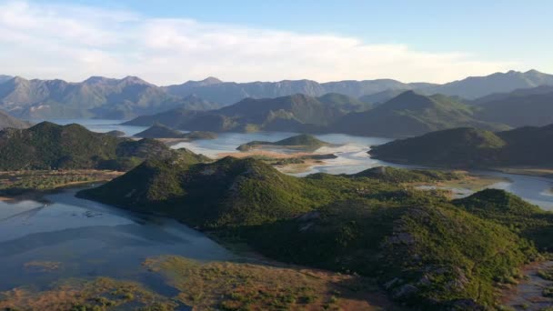 Αεροφωτογραφία Των Πράσινων Βουνών Στο Νερό Της Λίμνης Skadar Την — Αρχείο Βίντεο