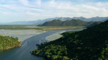 Karadağ 'ın Karuc köyü yakınlarındaki Rijeka Crnojevica nehri ve Skadar gölünün panoramik manzarası