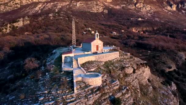 Malý Křesťanský Kostel Sávy Horském Útesu Kamennou Vyhlídkovou Palubou Černé — Stock video