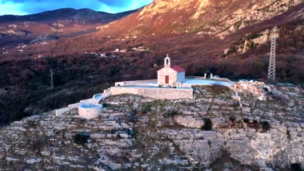 Aérienne Autour Église Chrétienne Pierre Blanche Sava Sur Falaise Montagne — Video