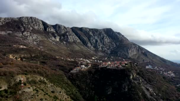 Piccolo Villaggio Con Tetti Arancioni Alta Montagna Con Cespuglio Marrone — Video Stock