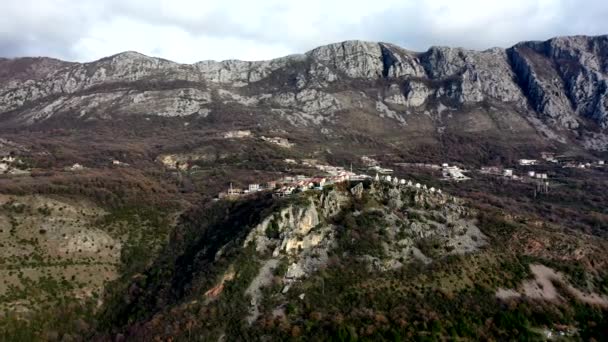 Pueblo Montenegrino Con Techos Anaranjados Alta Cordillera Con Arbusto Marrón — Vídeos de Stock