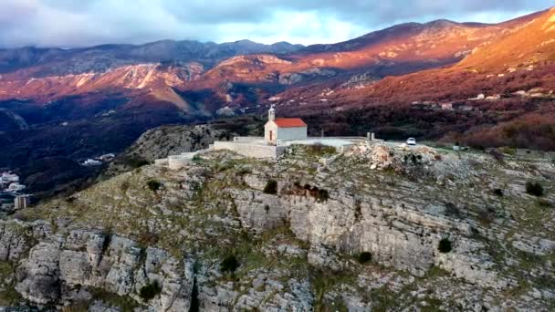 Aérienne Autour Vieille Église Chrétienne Sainte Sava Sur Falaise Montagne — Video