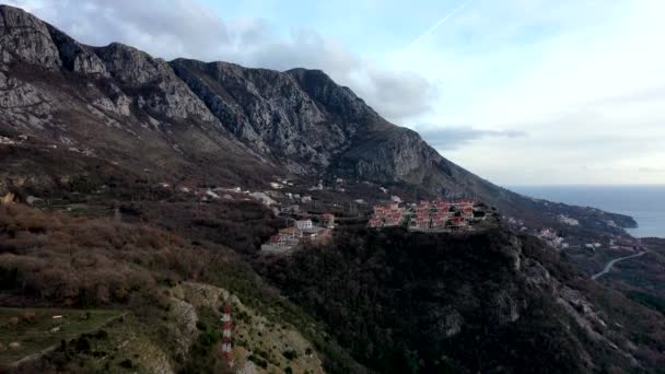 Piccolo Villaggio Con Tetti Arancioni Alta Montagna Con Cespuglio Marrone — Video Stock