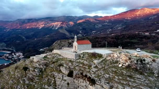 Pequena Igreja Cristã Sava Penhasco Montanha Com Deck Observação Pedra — Vídeo de Stock