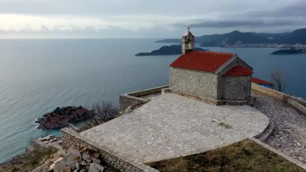 Iglesia Cristiana Piedra Blanca Sava Acantilado Montaña Cerca Del Mar — Vídeos de Stock