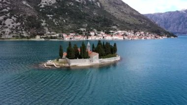 St. George adasının ve Boka Kotorska körfezinin havadan görünüşü