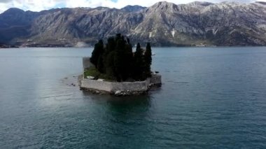 St. George adası ve Karadağ 'daki Boka Kotorska körfezinin havadan görünüşü