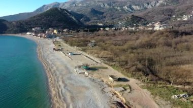 Karadağ 'daki Adriyatik Denizi' nin kumlu plajının üst manzarası