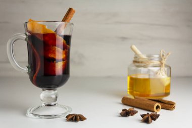 Sıcak şarap ya da geleneksel kış içeceğini bardakla karıştırmak.