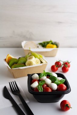 Hafif arka planda farklı yemek türleri