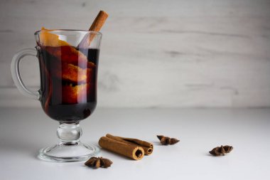 Tarçınlı ve portakal dilimli bir bardak sıcak şarap.