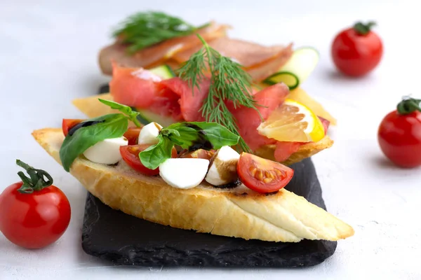 Diferentes tipos de bruschetta. Cozinha italiana tradicional — Fotografia de Stock