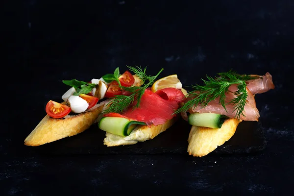 Farklı türde bruschetta. Geleneksel İtalyan mutfağı