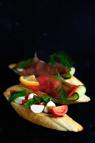 Farklı türde bruschetta. Geleneksel İtalyan mutfağı