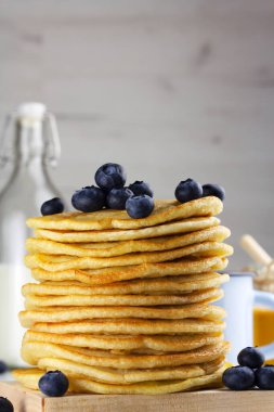 Taze yaban mersinli ve ballı krep yığını